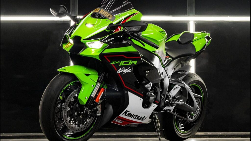 Kawasaki Ninja ZX 10R खरीदना हुआ आसान! इस सुपर बाइक को सिर्फ ₹1.90 लाख की डाउन पेमेंट पर घर लाएं