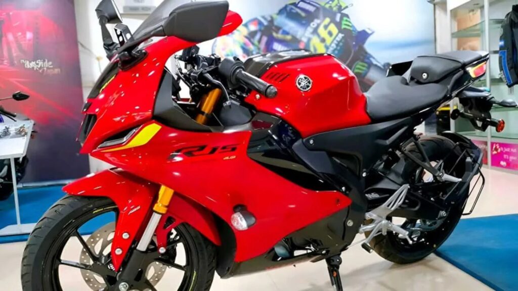 दमदार इंजन और स्टाइलिश लुक के साथ मार्केट में धूम मचाने आई Yamaha R15, Bajaj को देगी टक्कर