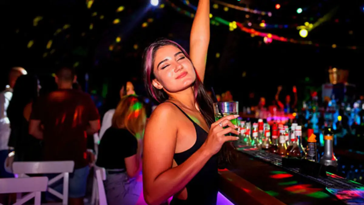 Delhi NCR Nightlife: दिल्ली की इन जगहों की नाइटलाइफ पेरिस से कम नहीं, रात में दिखता है विदेशी नजारा