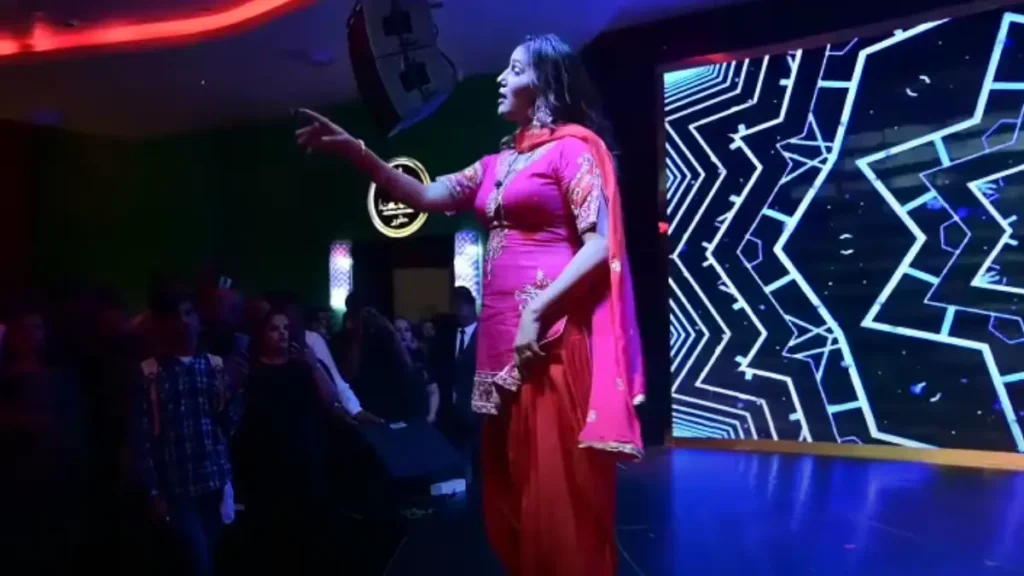 Sapna Choudhary के जबरदस्त डांस ने मचाया धमाल, Haryanvi Song की नई लहर ने बांधा समां