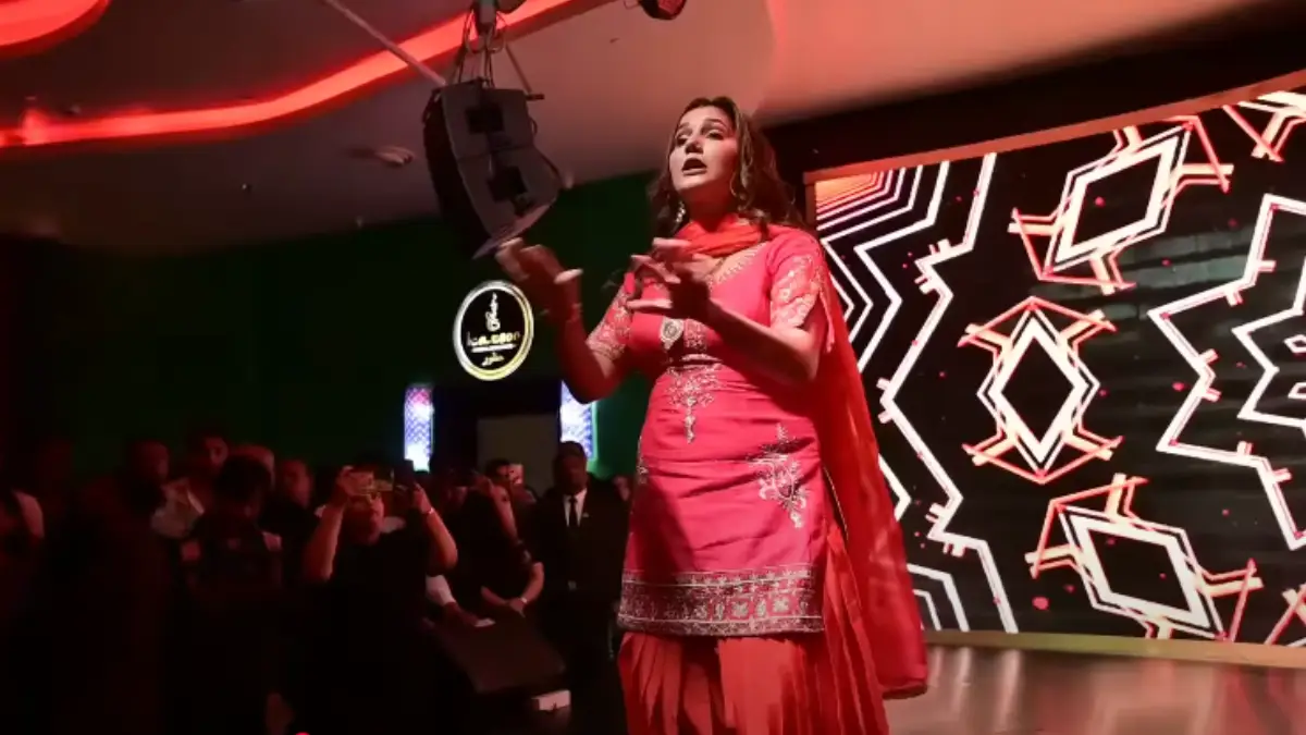 Sapna Choudhary के जबरदस्त डांस ने मचाया धमाल, Haryanvi Song की नई लहर ने बांधा समां