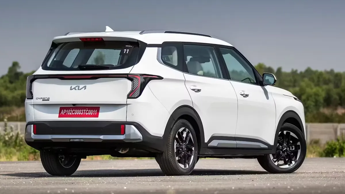 Kia Carens Clavis भारत में ₹11.49 लाख में लॉन्च: जानें सभी वैरिएंट्स, इंजन और प्रीमियम फीचर्स