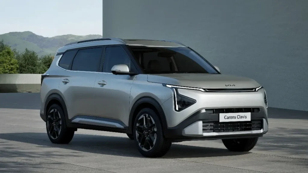 Kia Carens Clavis भारत में ₹11.49 लाख में लॉन्च: जानें सभी वैरिएंट्स, इंजन और प्रीमियम फीचर्स