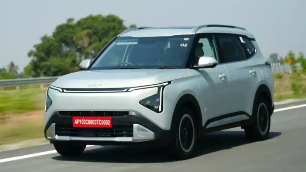Kia Carens Clavis भारत में ₹11.49 लाख में लॉन्च: जानें सभी वैरिएंट्स, इंजन और प्रीमियम फीचर्स