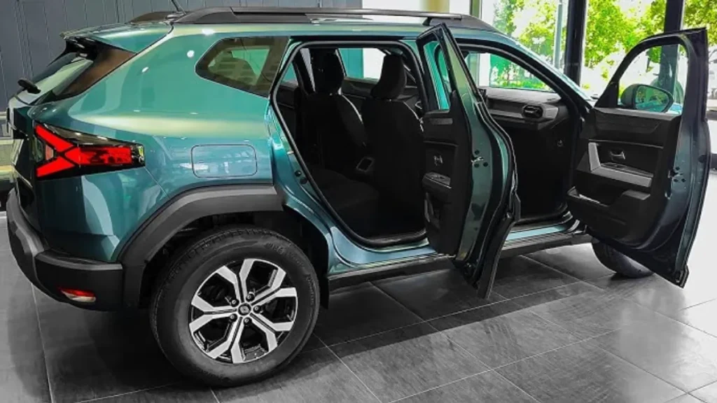 Renault Duster vs Mahindra XUV700 Facelift: 2026 में कौन मचाएगा धूम?