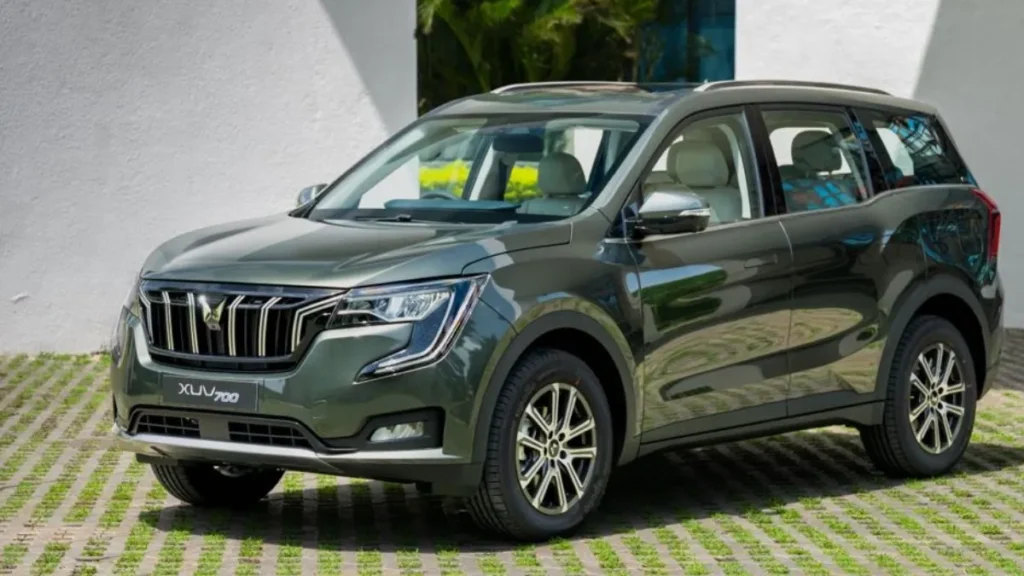 Renault Duster vs Mahindra XUV700 Facelift: 2026 में कौन मचाएगा धूम?