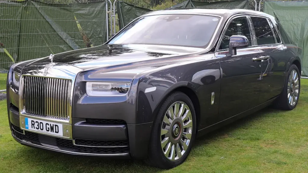 Rolls Royce Phantom Price: जानिए इस शाही लग्ज़री कार की कीमत, फीचर्स और परफॉर्मेंस