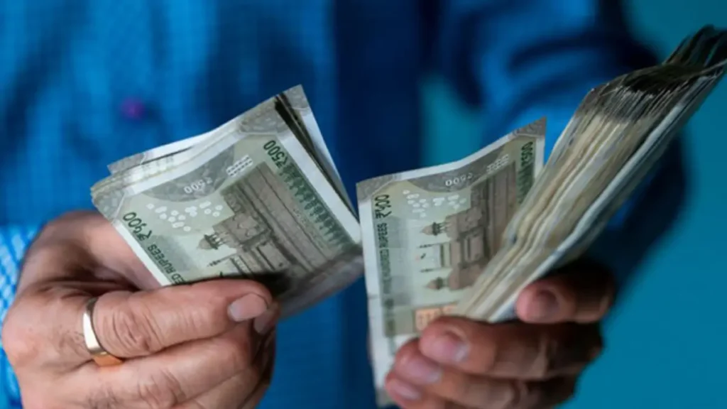 Salary Hike: 8वें वेतन आयोग से 50% तक बढ़ सकती है सैलरी, कर्मचारियों को जल्द मिल सकती है बड़ी खुशखबरी