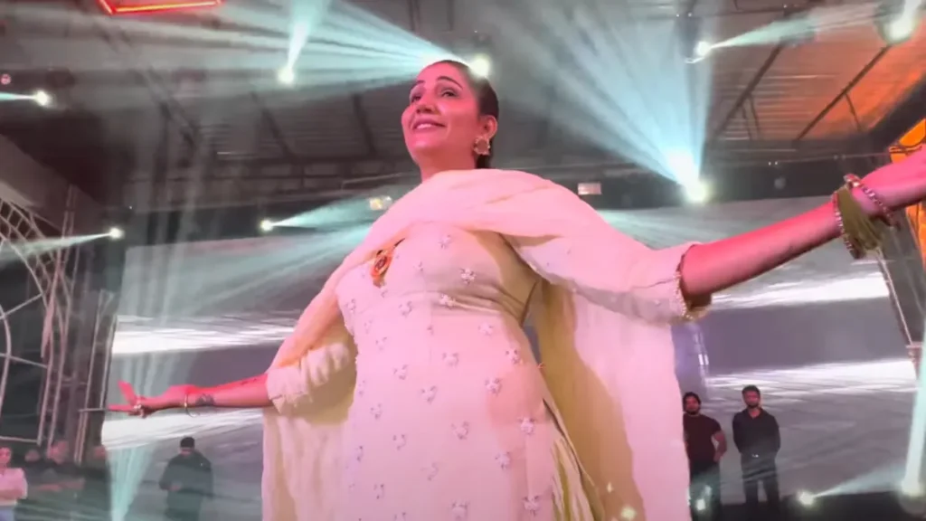हरियाणा की शान Sapna Choudhary ने मचाया गांव में धमाल, नए हरियाणवी गानों और डांस से लोगों को बनाया दीवाना