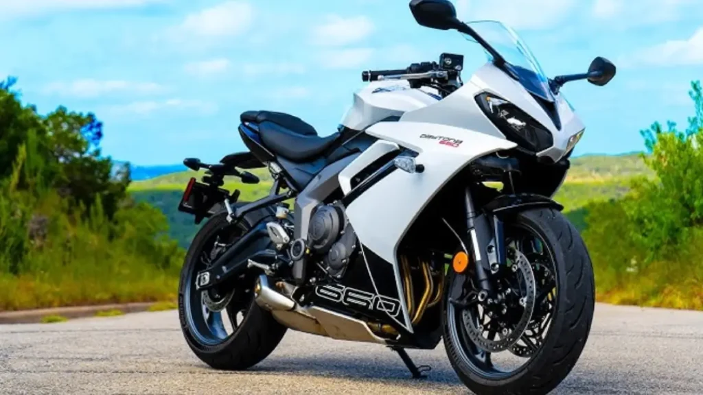 Triumph Daytona 660: इस स्पोर्ट बाइक हर युवा है दीवाना, दमदार परफॉर्मेंस और स्टाइलिश लुक, जाने कीमत