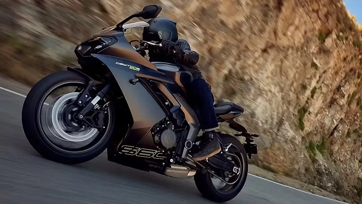 Triumph Daytona 660: इस स्पोर्ट बाइक हर युवा है दीवाना, दमदार परफॉर्मेंस और स्टाइलिश लुक, जाने कीमत