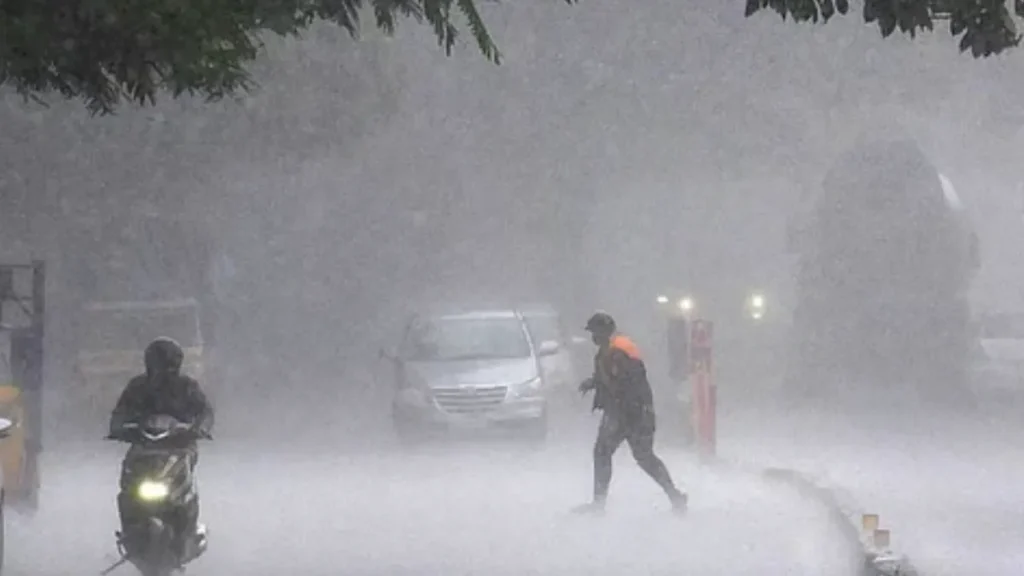 Monsoon Alert: 11 से 15 जून तक इन राज्यों में होगी मूसलधार बारिश, 60 किमी प्रति घंटे की रफ्तार से चलेंगी हवाएं
