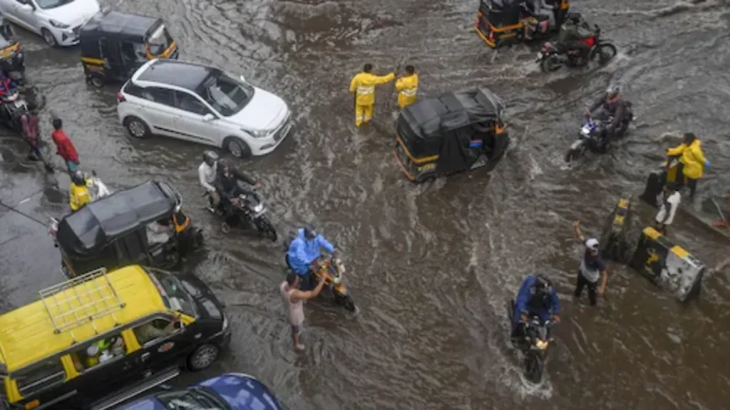 Monsoon Alert: 11 से 15 जून तक इन राज्यों में होगी मूसलधार बारिश, 60 किमी प्रति घंटे की रफ्तार से चलेंगी हवाएं