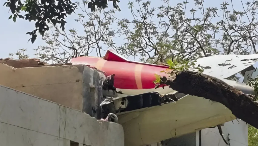 Air India Crash: पायलट की आखिरी बातचीत से उठा बड़ा सवाल, अमेरिका की रिपोर्ट ने मचाई हलचल