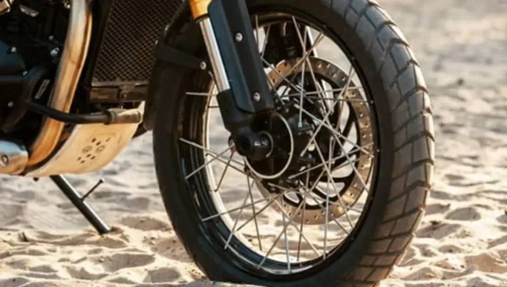 Triumph Scrambler 400 XC के ट्यूबलेस स्पोक व्हील्स की कीमत आई सामने – जानें इंजन और फीचर्स