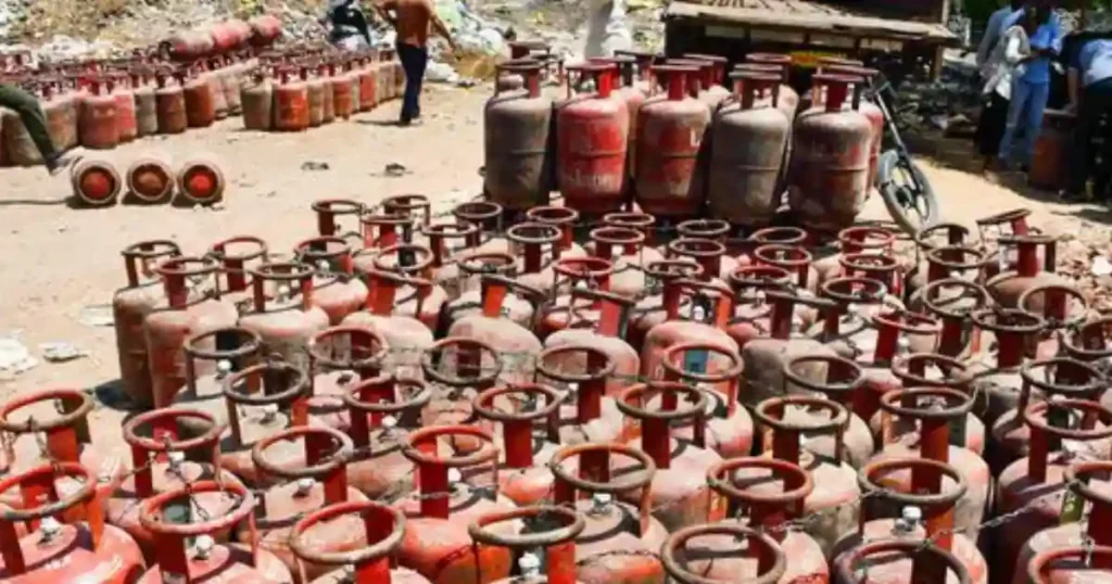 LPG Gas Booking Alert: गैस डिलीवरी में देरी के कारण जमा हुए LPG सिलेंडर, सप्लाई संकट की तस्वीर