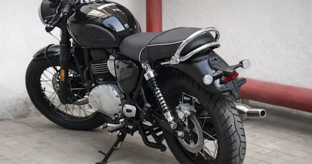 Triumph Bonneville 400 टेस्ट म्यूल रियर डिजाइन, ट्विन शॉक सस्पेंशन और क्लासिक सीट लेआउट