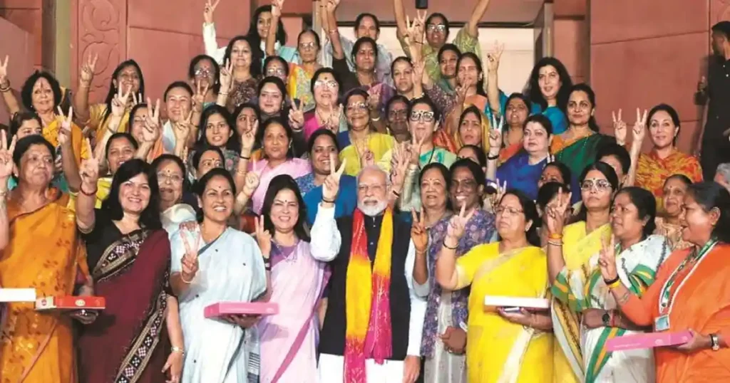 महिला आरक्षण कानून के समर्थन में महिला नेताओं और कार्यकर्ताओं के साथ समूह तस्वीर