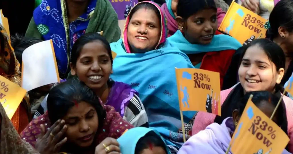 Women Reservation Bill 2026 के समर्थन में 33% आरक्षण की मांग करती महिलाओं का प्रदर्शन