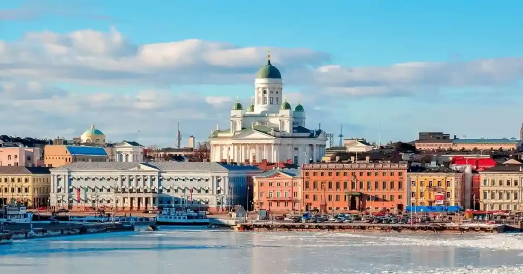 Finland हेलसिंकी शहर का खूबसूरत दृश्य, World’s Happiest Countries 2026 में नंबर 1 देश