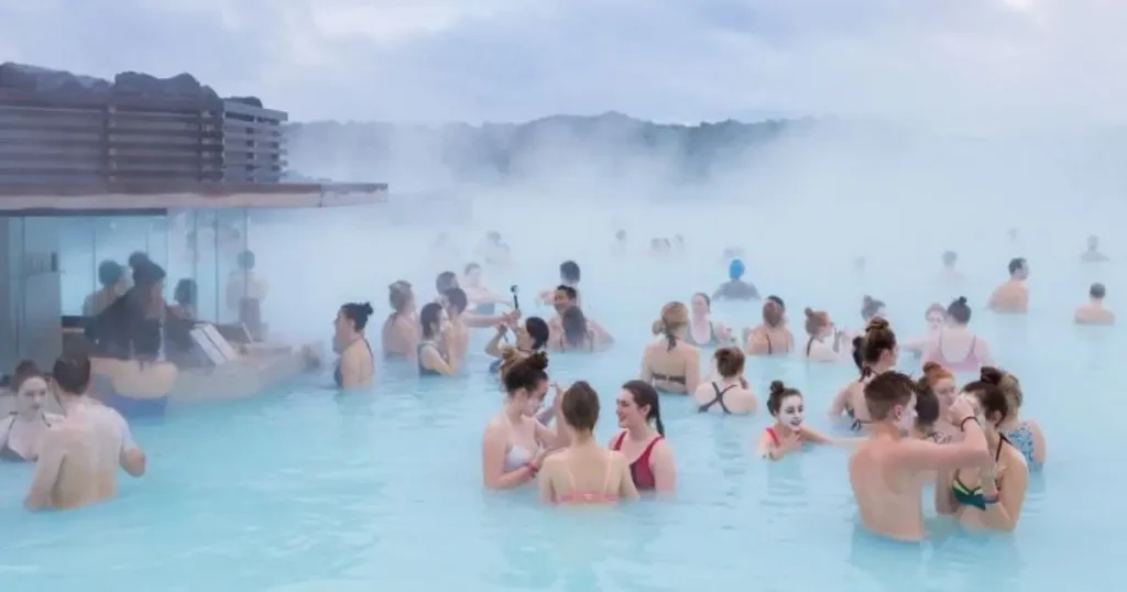 Iceland के ब्लू लगून हॉट स्प्रिंग्स, खुशहाल देशों की सूची में टॉप रैंकिंग देश