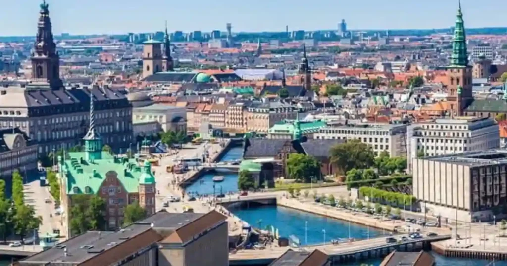 Denmark कोपेनहेगन शहर का एरियल व्यू, World’s Happiest Countries 2026 में शामिल देश