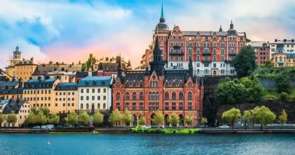 Sweden शहर का सुंदर वाटरफ्रंट दृश्य, Happiest Countries 2026 रैंकिंग में प्रमुख देश