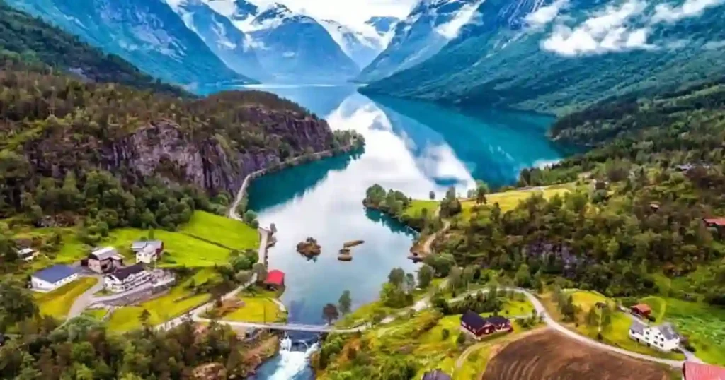 Norway के फ्योर्ड्स और पहाड़ों का शानदार दृश्य, खुशहाल देशों की सूची में टॉप देश