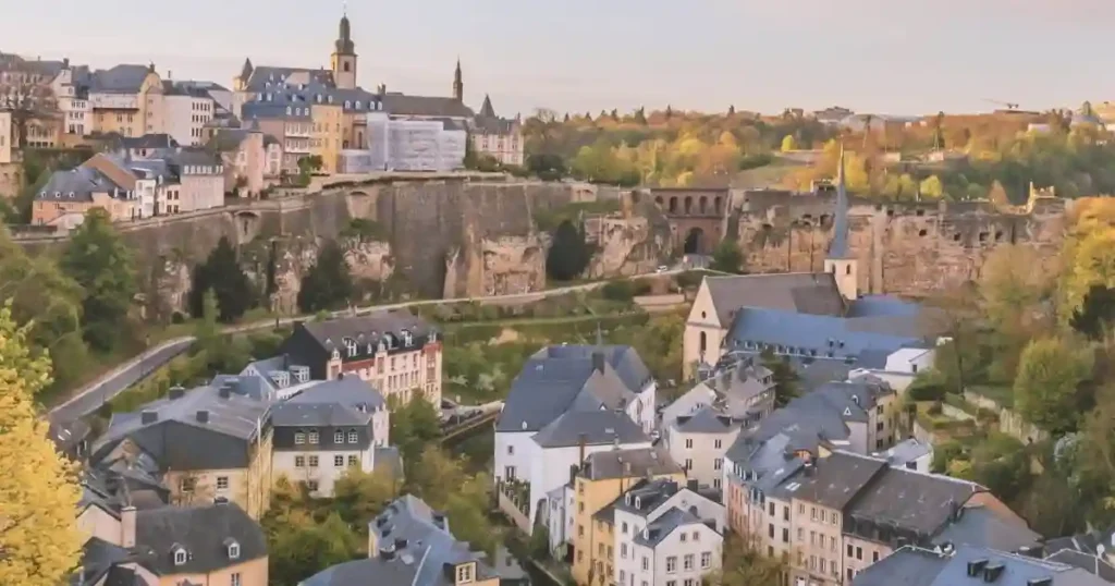 Luxembourg शहर का ऐतिहासिक व्यू, दुनिया के सबसे खुशहाल देशों की नई सूची में स्थान