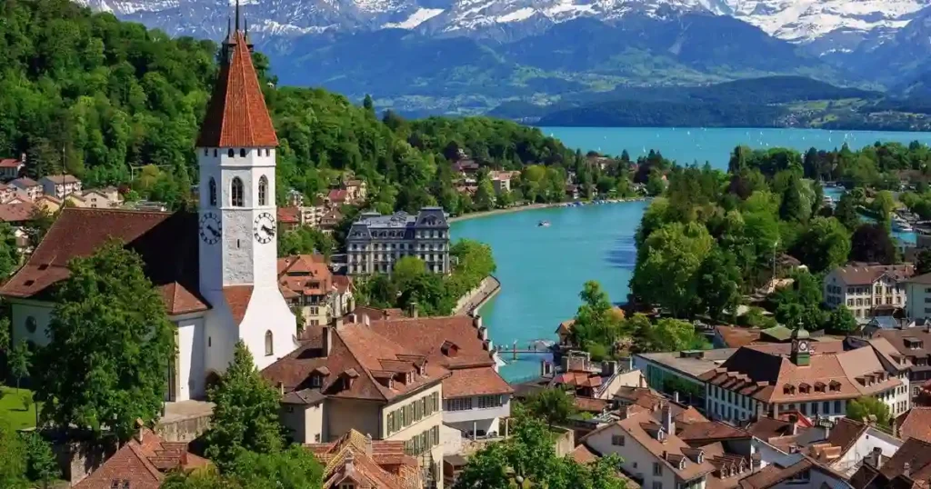 Switzerland झील और पहाड़ों के बीच बसा सुंदर शहर, Happiest Countries 2026 में शामिल देश